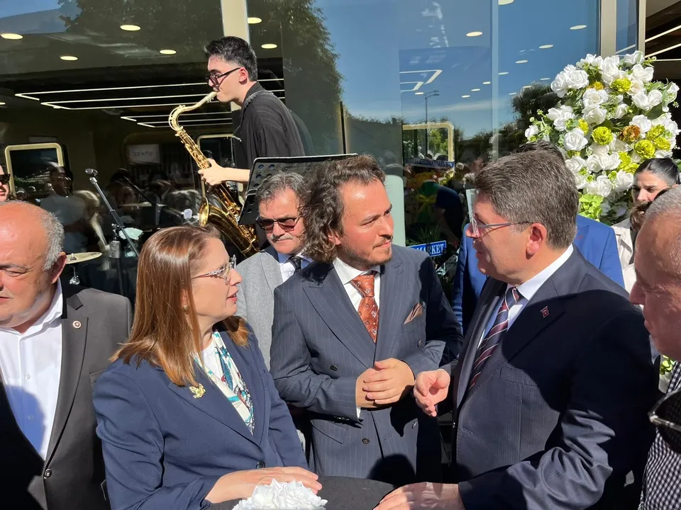 ÖNDER ÖZLİMAN HAİR BEAUTY LOUNGE’DAN GÖRKEMLİ AÇILIŞ