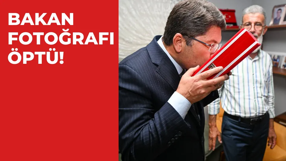 BAKAN FOTOĞRAFI ÖPTÜ!