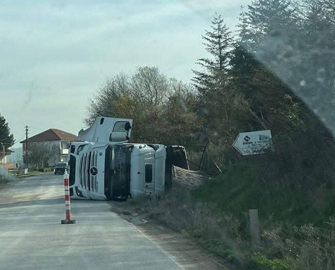 TIR DEVRİLDİ 1 YARALI