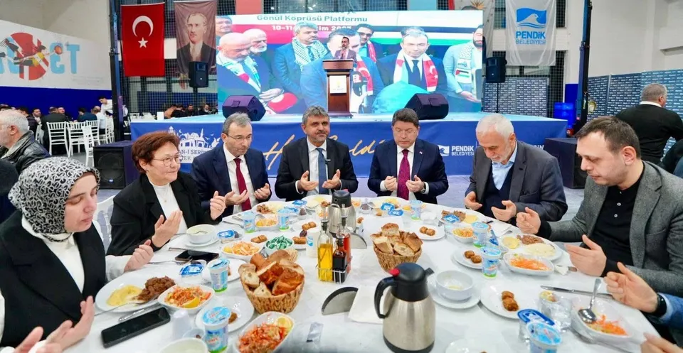 TUNÇ, YOL ARKADAŞLARIYLA AYNI SOFRADA