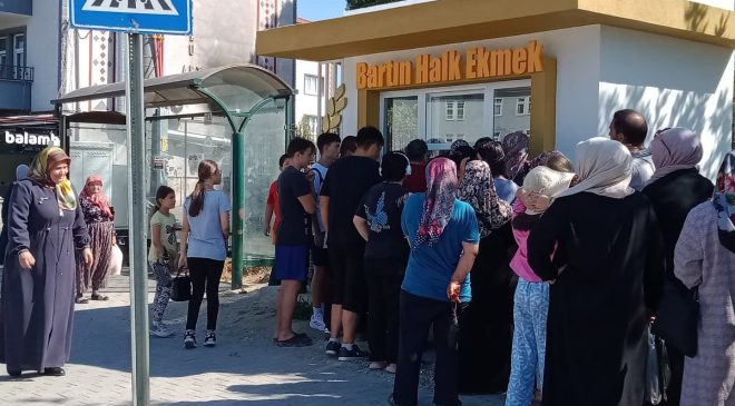 BELEDİYE 8 BİN EKMEK DAĞITTI