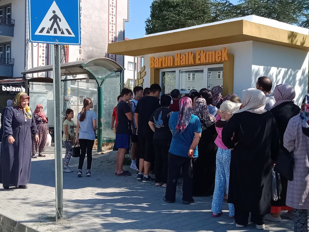 BELEDİYE 8 BİN EKMEK DAĞITTI