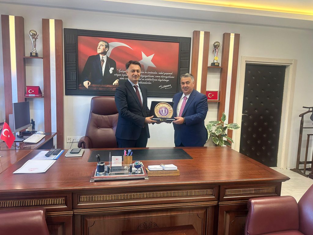 Bartın Esnaf ve Sanatkarlar Odaları Birliği Başkanı Yılmaz Akdeniz, Bakkallar ve Bayiler Esnaf Odası Başkanı Barış Özkan, Bartın Terziler Odası Başkanı Hulusi Kaymakçı, Amasra Esnaf ve Sanatkarlar  Odası Başkanımız Coşkun Yüksel, Kahveciler ve Şerbetçiler Esnaf Odası Başkanı Ayhan Tepe  ve Bartın Esnaf ve Sanatkarlar Odaları Birliği Sicil Müdürü Sibel Kaymakcı İl Tarım ve Orman Müdürü Murat Türkmen’i ziyaret etti.