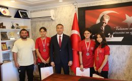 Madalyanın Sahipleri Müdürle