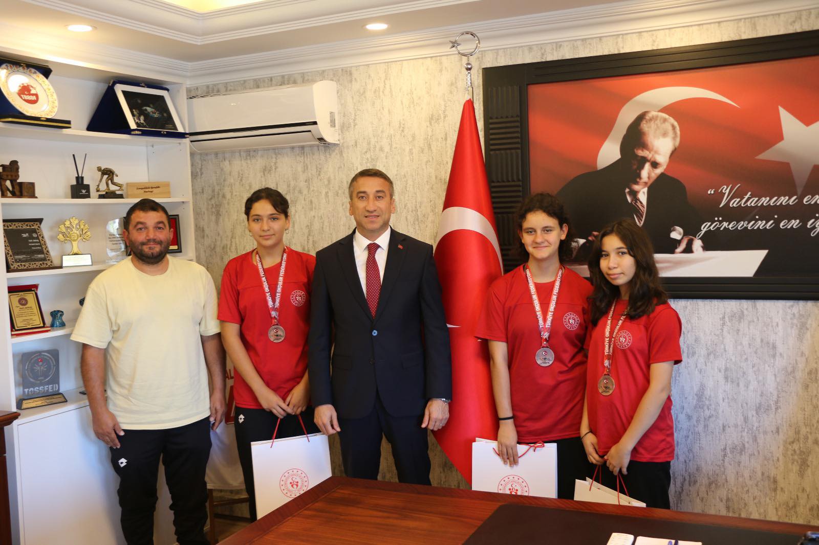 Madalyanın Sahipleri Müdürle