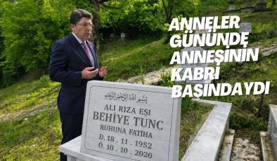 ANNELER GÜNÜNDE ANNESİNİN KABRİ BAŞINDAYDI
