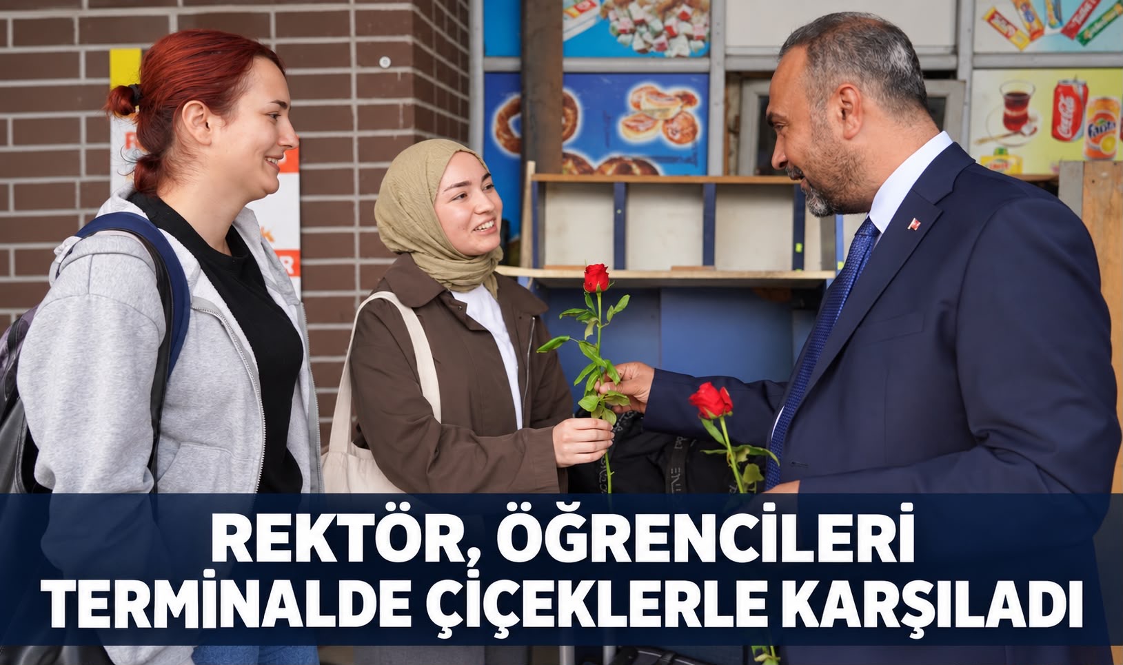 REKTÖR, ÖĞRENCİLERİ TERMİNALDE ÇİÇEKLERLE KARŞILADI